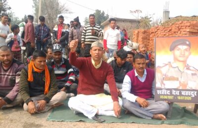 शहीद के गांव में धरना प्रदर्शन कर हरीश पनेरू ने सरकार को याद दिलाई घोषणाएं…दिया 21 दिन का समय