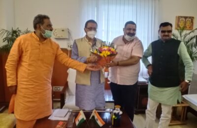 मुख्यमंत्री पुष्कर सिंह धामी से मिले सुरेश गंगवार..जनपद ऊधमसिंह नगर के विकास कार्यो और जिला योजना के सम्बन्ध में की वार्ता..धामी के नेतृत्व में जताई व्यापक विकास की उम्मीद