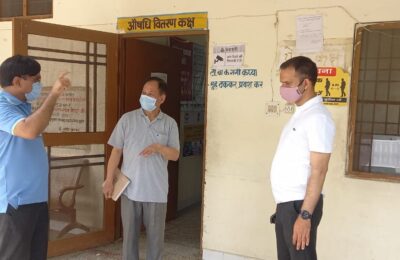 मुख्य विकास अधिकारी आशीष भटगाई ने दिनेशपुर कोविड वैक्सिनेशन केंद्र का किया औचक निरीक्षण, स्वास्थ्य विभाग के अधिकारियों को दिए कड़े निर्देश