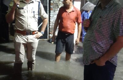 बारिश का कहर,रुद्रपुर के भूत बंगला क्षेत्र में सीओ सिटी अमित कुमार के नेतृत्व में 1000 लोगों को पुलिस ने रेस्क्यू कर सुरक्षित स्थान पर भेजा