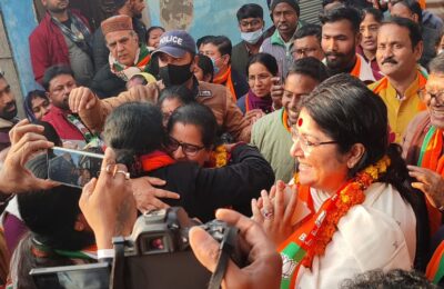 बीजेपी सांसद लाॅकेट चटर्जी ने कांग्रेस प्रत्याशी मीना शर्मा से गले मिलकर पेश किया   राजनीतिक सुचिता का सभ्य उदाहरण