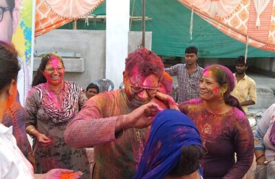 रुद्रपुर विधायक शिव अरोरा के आवास पर धूमधाम से मनाई गई केसरिया होली, शिव अरोरा ने कहा कि भरोसे के रंग कभी फीके नहीं पड़ेंगे