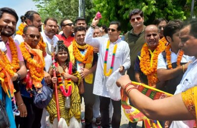 अमरनाथ यात्रा से रुद्रपुर लौटे श्रद्धालुओं का कांग्रेस जिला अध्यक्ष हिमांशु गाबा के नेतृत्व में कांग्रेसियों ने पुष्प वर्षा से किया स्वागत