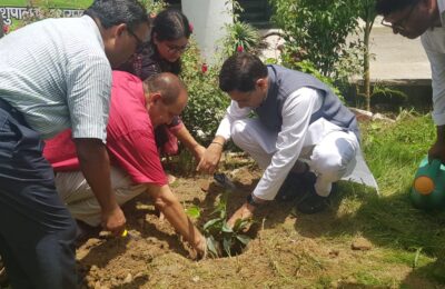 कैबिनेट मंत्री सौरभ बहुगुणा ने देहरादून के पशुपालन निदेशालय में पौधरोपण कर मनाया हरेला पर्व, प्रकृति संरक्षण के इस लोक पर्व पर सभी को दी शुभकामनाएं
