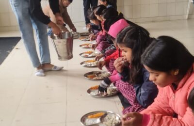बीजेपी ओबीसी मोर्चा ने दूधिया बाबा छात्रावास में बच्चों के साथ मनाया मकर संक्रांति पर्व,खिचड़ी भोज का हुआ भव्य आयोजन