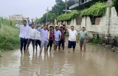 बरसात के बाद इस वार्ड की सड़कों पर भरा पानी, पार्षद के साथ स्थानीय लोगों ने पानी में खड़े होकर नगर निगम का किया विरोध